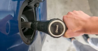 Bruselas fuerza a España a subir el precio del diésel para que sea más caro que la gasolina