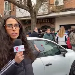 Vecinos de Vallecas frenan un desahucio a manos de aristócratas: "¡La casa es de Mariano, no de los cayetanos!"