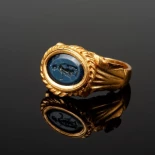 Un espectacular anillo de oro romano del siglo II d.C. con una gema tallada de Venus Victrix y monedas carolingias, encontrados en la Bretaña francesa