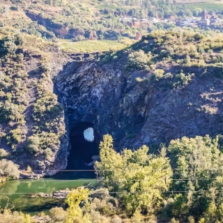 El túnel romano de casi 2.000 años que está excavado en la roca y cambió el curso del río Sil