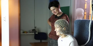 Un estudio demuestra que escribir a mano activa redes cerebrales más amplias que escribir a máquina [EnG]