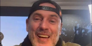 Nuevo ataque gravísimo del líder de Desokupa contra esta colaboradora de RTVE: "No vas a tener para meterte Botox"