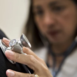 Los estadounidenses pasan más años enfermos que el resto del mundo, según estudio