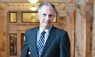 La juez del caso Luigi Mangione está casada con un ex ejecutivo del sector sanitario [EN]