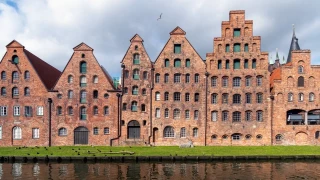 Ni Hamburgo ni Múnich: Lübeck la joya alemana del Báltico con edificios medievales junto a un canal