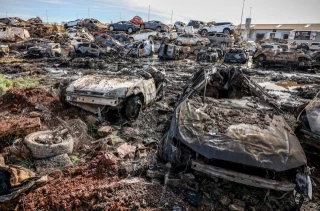 El Gobierno exige a la Generalitat Valenciana una solución para sacar ya los miles de coches amontonados de los pueblos de la dana