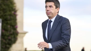 Mazón asegura que la competencia de los coches arrasados por la Dana es de los ayuntamientos