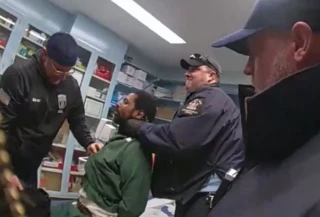Video muestra a un preso golpeado por guardias en Nueva York antes de fallecer