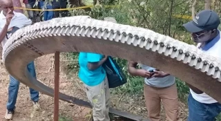Un hecho insólito: un anillo de media tonelada cae desde el espacio en una aldea keniata y la Agencia Espacial tiene que dar explicaciones