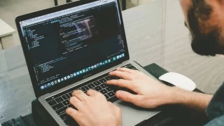 Despidió a los programadores de su empresa para sustituirlos por IA. Ahora busca ingenieros de software en LinkedIn