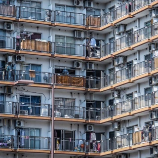 En Japón ya no hay dudas de que viven peor que hace 30 años. Literalmente, las casas son cada vez más pequeñas