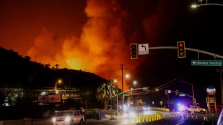 Estalla un incendio en las montañas de Hollywood, el sexto que arde en Los Ángeles