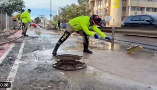 La UME se "parte el lomo" y se mancha de barro para arreglar la dejación de funciones del gobierno de un Carlos Mazón centrado en sobrevivir