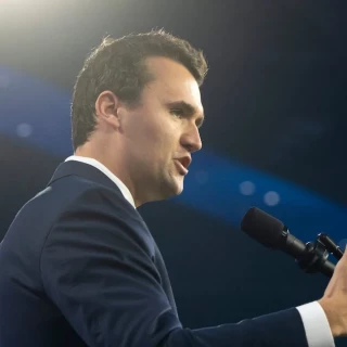 Charlie Kirk dice que Groenlandia está lista y dispuesta para una invasión de Trump (Eng)