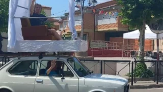 Carlos Martínez, citado a declarar por subirse a un papamóvil con una escobilla de WC