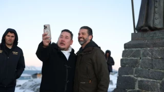 Trump Jr. soborna a los groenlandeses sin recursos a cambio de aparecer en un vídeo y usar gorras con el eslogan 'Make America Great Again'
