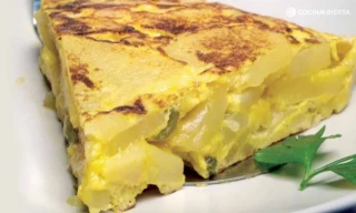 Tortilla de patatas o tortilla española, receta fácil