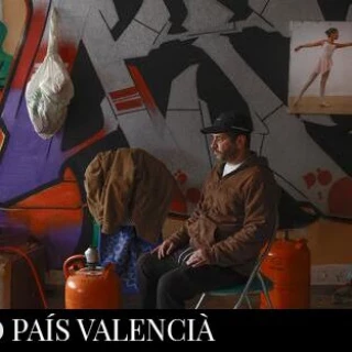 Una treintena de jóvenes malviven en una fábrica abandonada tras la Dana