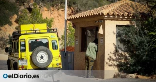 Los propietarios de unas casas de lujo utilizan a un vigilante para prohibir el acceso a una cala protegida de Ibiza
