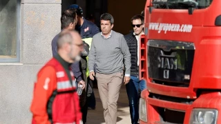 Mazón es recibido al grito de '¡asesino!' en el lugar del derrumbe de Benetússer que deja un muerto