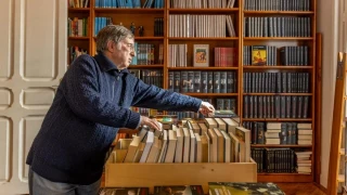 La librería de terror que lleva 20 años oculta en un piso de Madrid: "No tiene sentido venir a por un libro de Pérez-Reverte"