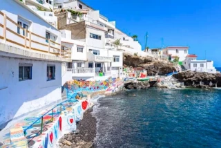 Era uno de los pueblos pesqueros más bonitos de España, pero ahora lo han pintado de gris para echar a los turistas