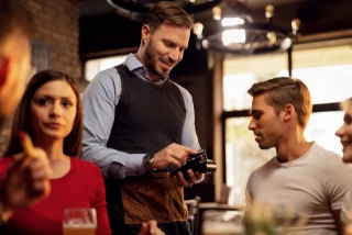 Los estadounidenses ya dejan menos propinas en los restaurantes. La razón: que se las pidan en todas partes