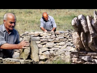 El paredador. Construcción de paredes y muros en piedra seca sin argamasa para delimitar terrenos