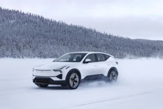 El frío de Noruega pone contra las cuerdas a 25 coches eléctricos. Ninguno cumple la autonomía que promete, los peores son los Tesla y Peugeot