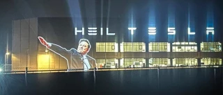 Activistas proyectan saludo de Musk en la fachada de la fábrica de Tesla en Berlin [DE]