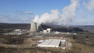 Las grandes tecnológicas quieren conectar los centros de datos a las centrales eléctricas. Las eléctricas dicen que no es justo. [Ing]