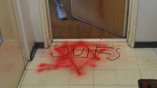 La víctima de las pintadas antisemitas en su edificio de París se lo habría inventado todo [FR]