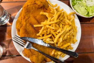 La invención de la tradición gastronómica en España: cómo colamos el cachopo o los espetos como "platos típicos"