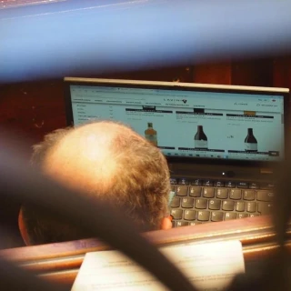 Un concejal del PP pide disculpas tras ser pillado comprando vino durante el pleno