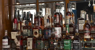 La industria del Bourbon en Kentucky donde Trump arrasó en las elecciones está muy preocupada por los aranceles del 50% con los que puede responder Europa (Eng)