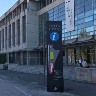 Las actitudes «racistas y xenófobas» de un grupo de alumnos hacia otros estudiantes y docentes en el campus de Mieres