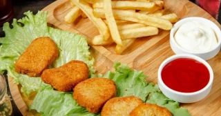 Niño se queda ciego por tener una dieta de solo nuggets, salchichas y galletas