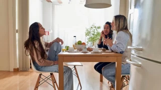 Así viven los jóvenes españoles emancipados: comparten piso entre tres o cuatro y no pueden ahorrar ni 100 euros al mes