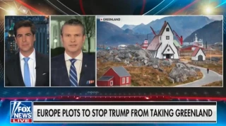 El rotulo de Fox News dice: «Europa trama impedir que Trump tome Groenlandia» mientras el secretario de Defensa Hegseth dice: "Veremos qué pasa" [ENG]