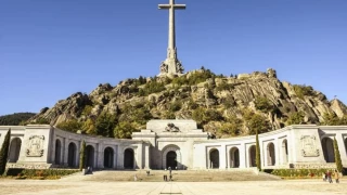 "Me puso un cutter en la espalda": el joven que denunció cánticos fascistas en una excursión a Cuelgamuros relata el acoso que ha recibido en su colegio