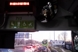 Puente responde con ironía y papeles a la queja del alcalde de Móstoles sobre el carril bus de la A-5: “Es una petición de la Comunidad de Madrid”