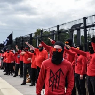 Los neonazis sienten que ha llegado su momento cuando Trump lo cambia todo (Eng)