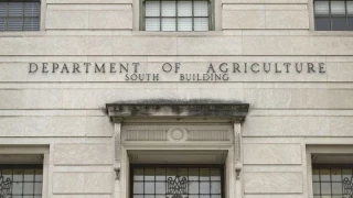 Empleados federales están confundidos y enojados por la oferta de Trump para dejar sus empleos