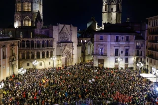 Miles de personas piden la dimisión de Mazón bajo la lluvia en la cuarta manifestación por la DANA en Valencia