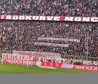 Pancarta de los ultras del Bayern de Munich hoy