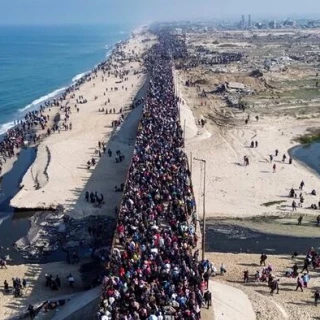 Impresionantes imágenes muestran a decenas de miles de palestinos regresando a pie a sus hogares destruidos en Gaza