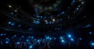 El público se rebela contra la chirigota negacionista: "¡Fuera del Falla!"