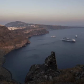 Más de 200 terremotos submarinos golpearon a Santorini de Grecia, autoridades en alerta máxima