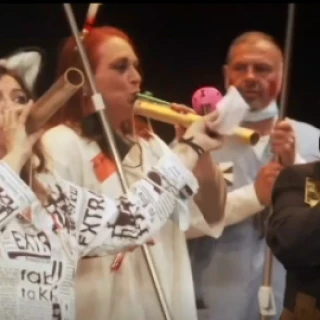 El jurado descalifica por exceso de componentes a la chirigota negacionista abucheada en Cádiz