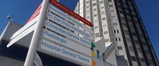 Lo último de la Sanidad de Ayuso: duchas compartidas para pacientes de cáncer y ventanas con cinta aislante